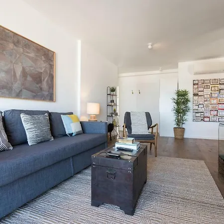 Апартаменты Alfama Lounge Three-bedroom W/ River View And Parking - By Lu Holidays Лиссабон