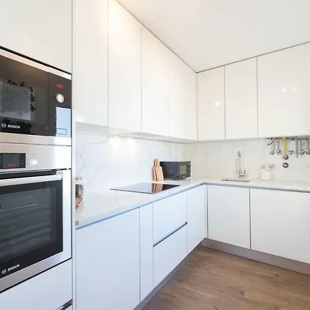 Апартаменты Alfama Lounge Three-bedroom W/ River View And Parking - By Lu Holidays Лиссабон